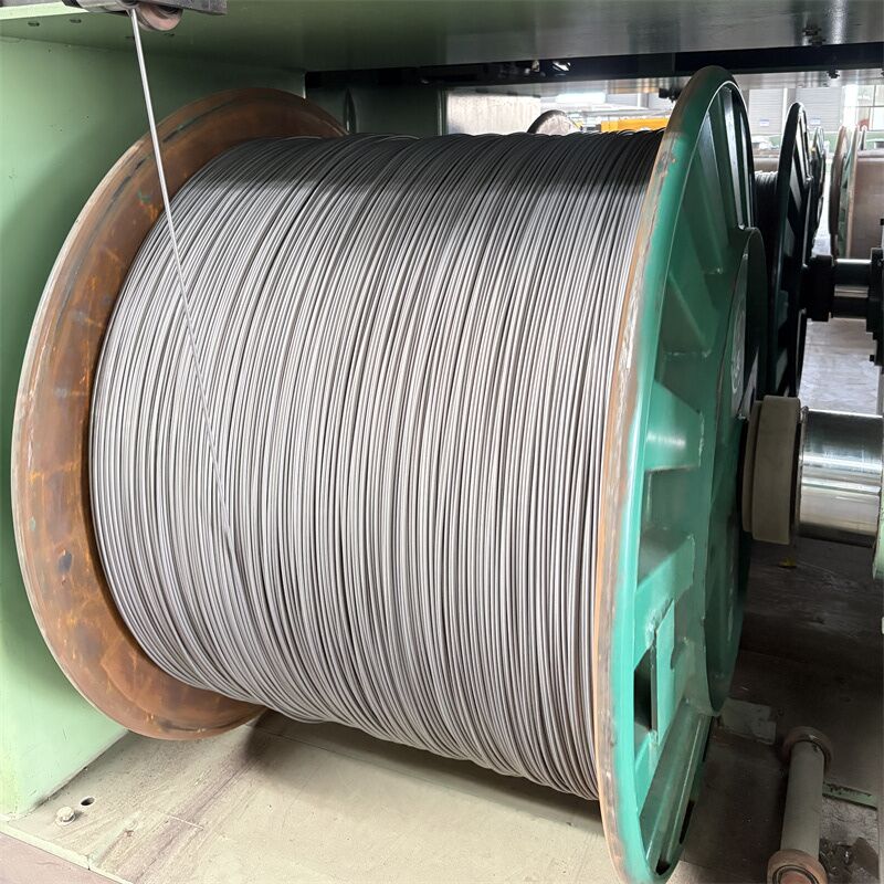 Fil de noyau en acier plaqué en aluminium de haute résistance pour conducteurs aériens ACSR/AW  Tiré avec précision, résistant à la corrosion, conforme à la norme ASTM B549.